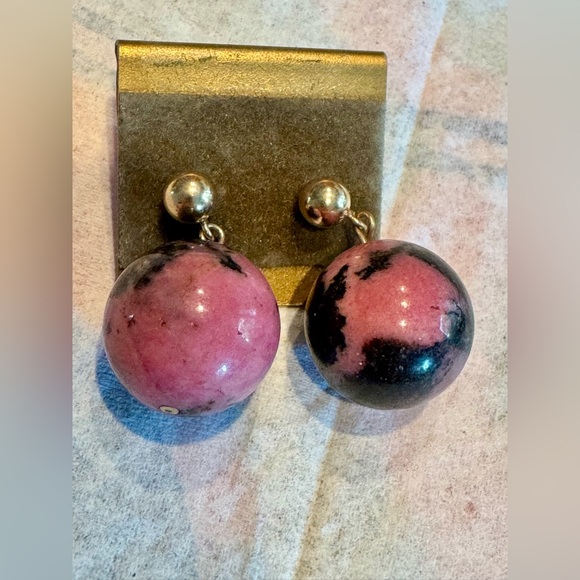 20mm pink Rhodonite dangle bead earrings w/ 14K gold posts & backs - Picture 3 of 4